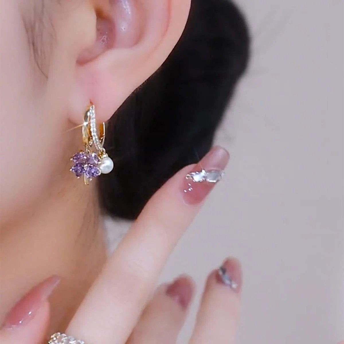 Fashion crystal four-petal flower pearl earrings